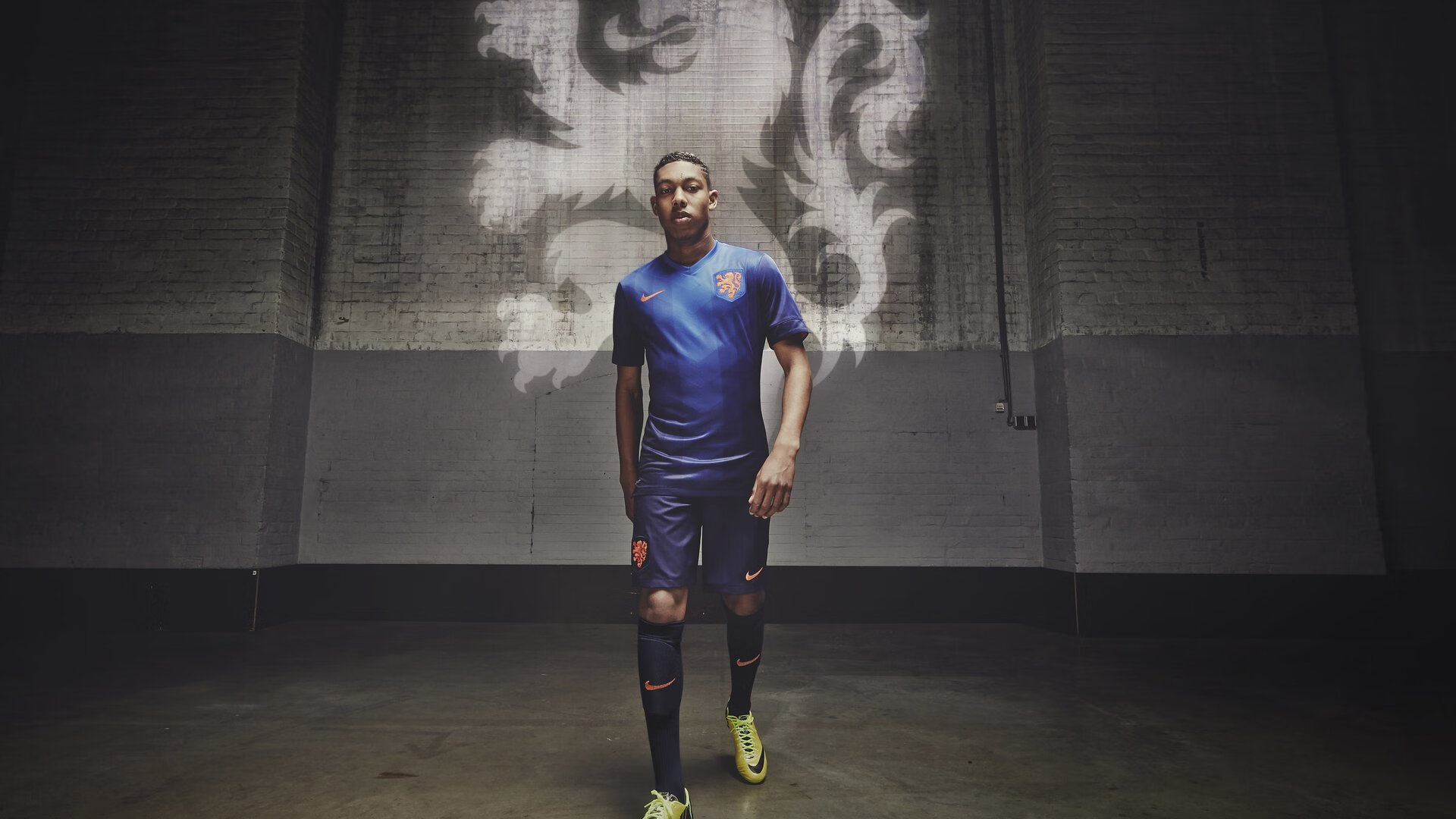 上海上港前锋受伤，对球队目标形成威胁，上海上港队队员